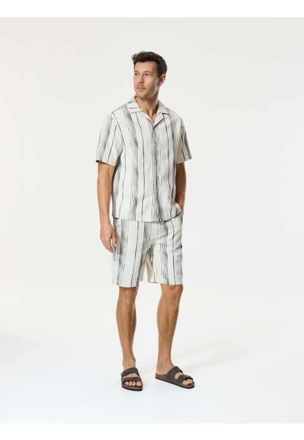 Reserved - Koszula z haftowanym wzorem - złamana biel. Materiał: bawełna, len. Wzór: haft