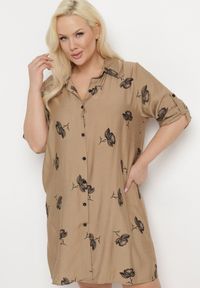 Born2be - Ciemnobeżowa Koszulowa Sukienka z Guzikami i Regulowanymi Rękawami Xatella. Kolekcja: plus size. Kolor: beżowy. Wzór: kwiaty. Typ sukienki: koszulowe #1