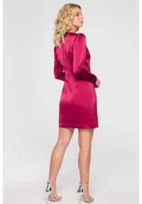 Sukienki.shop - Sukienka satynowa kopertowa mini z wiązaniem w talii bordowa. Okazja: na ślub cywilny, na wesele, na imprezę. Kolor: zielony, czerwony. Materiał: satyna. Typ sukienki: kopertowe. Styl: wizytowy. Długość: mini #4