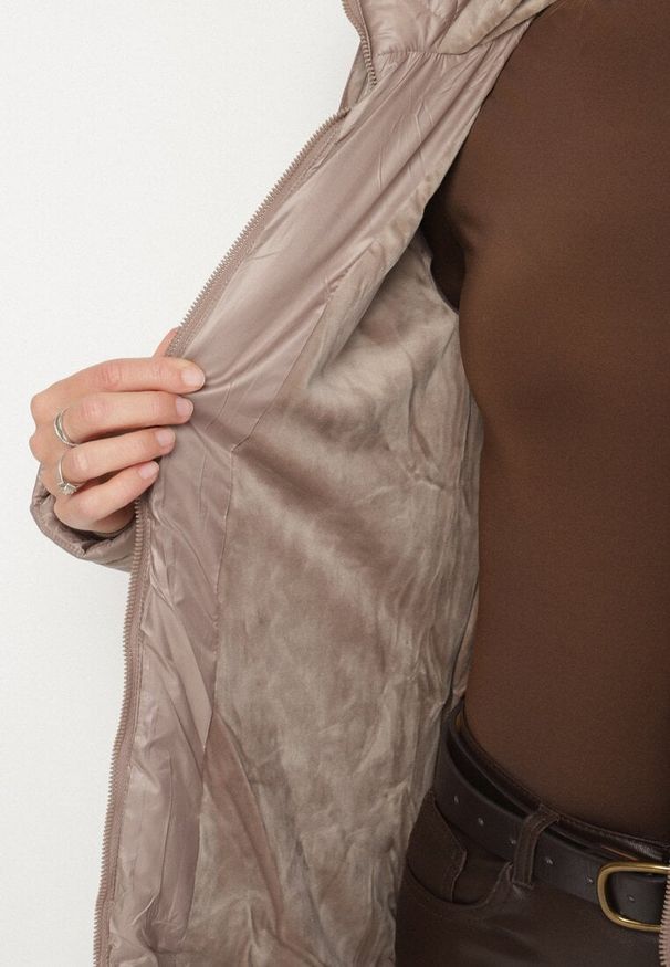 Born2be - Ciemnobeżowa Pikowana Kurtka Przejściowa z Bocznymi Suwakami i Kapturem Soralessa. Okazja: do pracy, na co dzień, na spotkanie biznesowe. Kolor: beżowy. Materiał: dzianina, jeans. Długość rękawa: długi rękaw. Długość: długie. Styl: casual, biznesowy