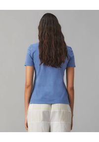 Tory Burch - TORY BURCH - Niebieska koszulka z naszywką z logo. Kolor: niebieski. Materiał: bawełna. Wzór: aplikacja. Styl: klasyczny