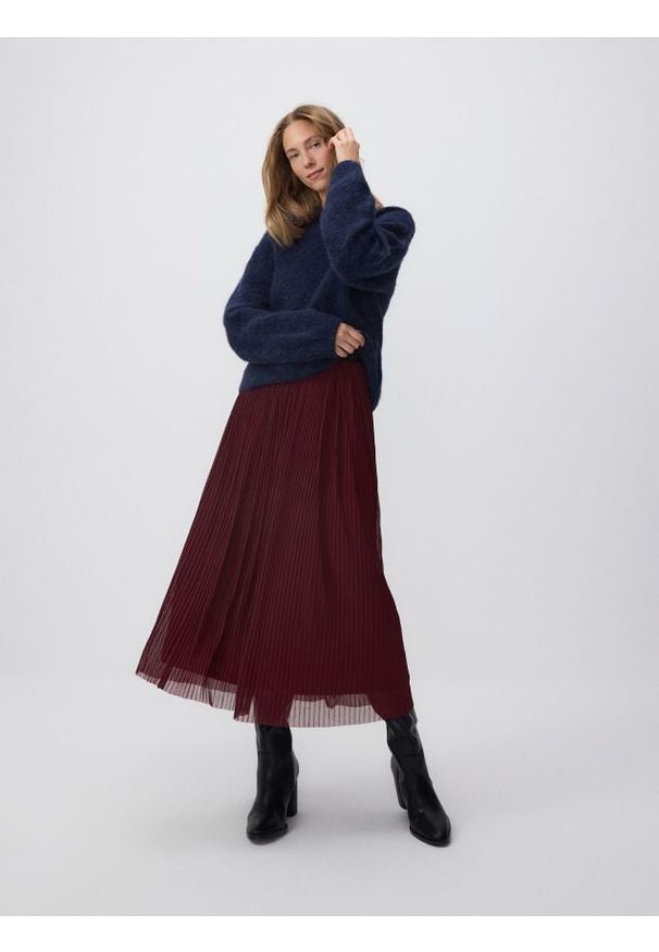 Reserved - Plisowana spódnica z paskiem - bordowy. Kolor: czerwony. Materiał: dzianina