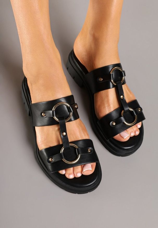 Born2be - Czarne Klapki z Metalicznymi Ozdobami Deliseria. Okazja: na co dzień. Nosek buta: otwarty. Kolor: czarny. Wzór: aplikacja. Materiał: jeans. Sezon: wiosna, lato. Obcas: na obcasie. Styl: casual. Wysokość obcasa: niski