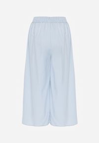 Renee - Jasnoniebieskie Spodnie High Waist z Szerokimi Nogawkami z Wiskozą Wykończone Gumką w Talii Crisantas. Okazja: na co dzień, na spotkanie biznesowe, na spacer. Stan: podwyższony. Kolor: niebieski. Materiał: wiskoza. Styl: casual, biznesowy, elegancki #4