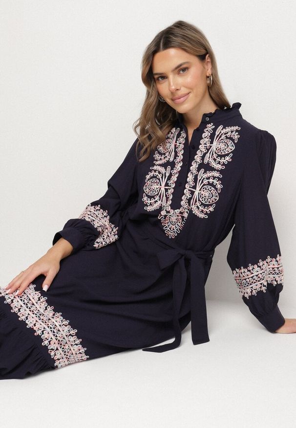 Born2be - Granatowa Rozkloszowana Sukienka z Wiskozy w Stylu Boho ze Stójką i Haftem Kolionisea. Okazja: na co dzień, na spacer. Typ kołnierza: kołnierzyk stójkowy. Kolor: niebieski. Materiał: wiskoza. Długość rękawa: długi rękaw. Wzór: haft. Styl: boho