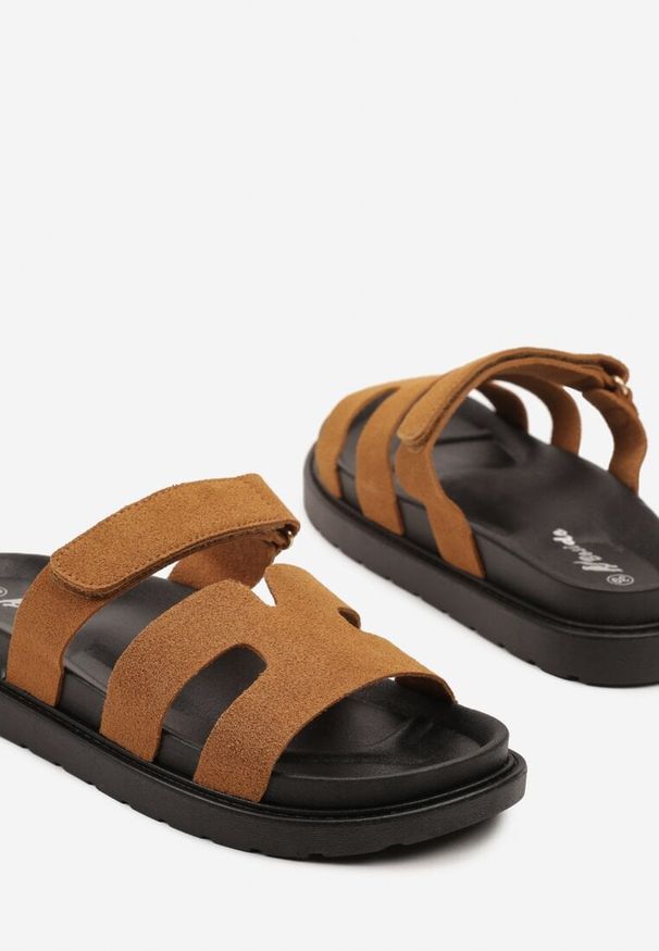 Born2be - Brązowe Klapki z Geometrycznymi Wycięciami Novilinae. Okazja: na co dzień. Kolor: brązowy. Wzór: geometria. Sezon: lato. Styl: elegancki, casual