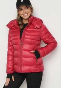 Born2be - Czerwona Pikowana Kurtka z Metalicznym Połyskiem i Odpinanym Kapturem Dairise. Kolor: czerwony. Materiał: jeans. Styl: klasyczny #1