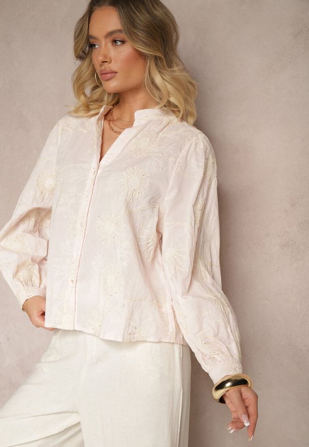 Renee - Różowa Koszula z Bawełny z Ozdobnym Kwiatowym Haftem z Cekinami Gonisia. Okazja: na spotkanie biznesowe, do pracy, na co dzień. Typ kołnierza: dekolt w serek. Kolor: różowy. Materiał: bawełna. Długość rękawa: długi rękaw. Długość: długie. Wzór: kwiaty, haft. Styl: elegancki, casual, klasyczny, biznesowy