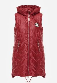 Born2be - Czerwona Przejściowa Kamizelka Pikowana o Długim Kroju z Kapturem i Naszywką Harmaste. Okazja: na co dzień. Typ kołnierza: kaptur. Kolor: czerwony. Materiał: jeans. Długość: długie. Wzór: aplikacja. Styl: casual #6