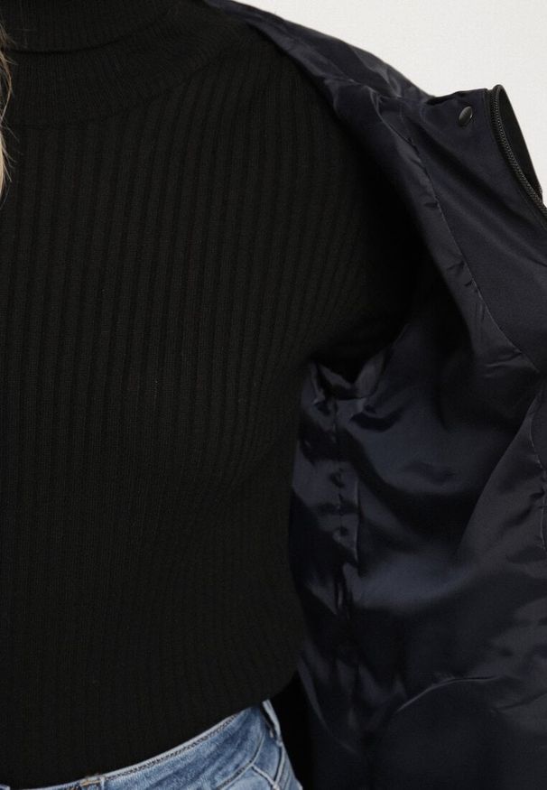 Born2be - Granatowa Klasyczna Kurtka Parka z Kapturem i Ściągaczem w Pasie Cinelle. Okazja: na co dzień. Typ kołnierza: kaptur. Kolor: niebieski. Materiał: skóra, jeans. Styl: klasyczny