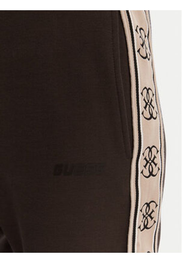 Guess Spodnie dresowe V2YB15 KB3P2 Brązowy Regular Fit. Kolor: brązowy. Materiał: bawełna