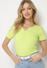 Born2be - Zielony Bawełniany T-shirt z Łańcuszkiem i Koronką Liraveira. Okazja: na co dzień. Typ kołnierza: okrągły. Kolor: zielony. Materiał: bawełna, koronka. Długość rękawa: krótki rękaw. Długość: krótkie. Wzór: koronka. Styl: klasyczny, elegancki, casual