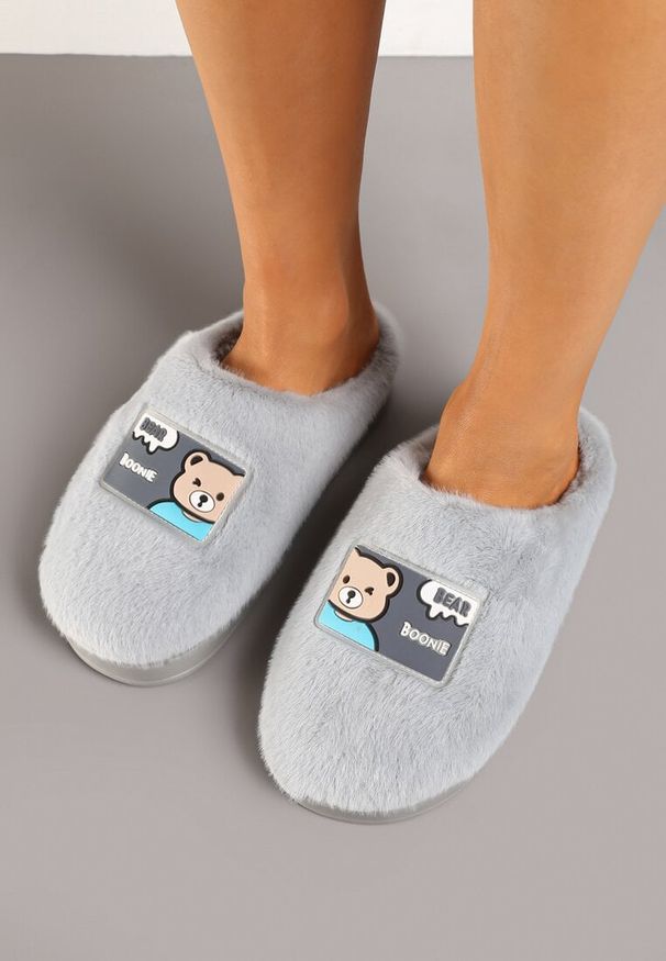 Born2be - Szare Kapcie Vices na Grubej Podeszwie z Futerkiem i Naszywką Deotira. Okazja: do domu. Kolor: szary. Materiał: futro. Wzór: aplikacja. Obcas: na płaskiej podeszwie
