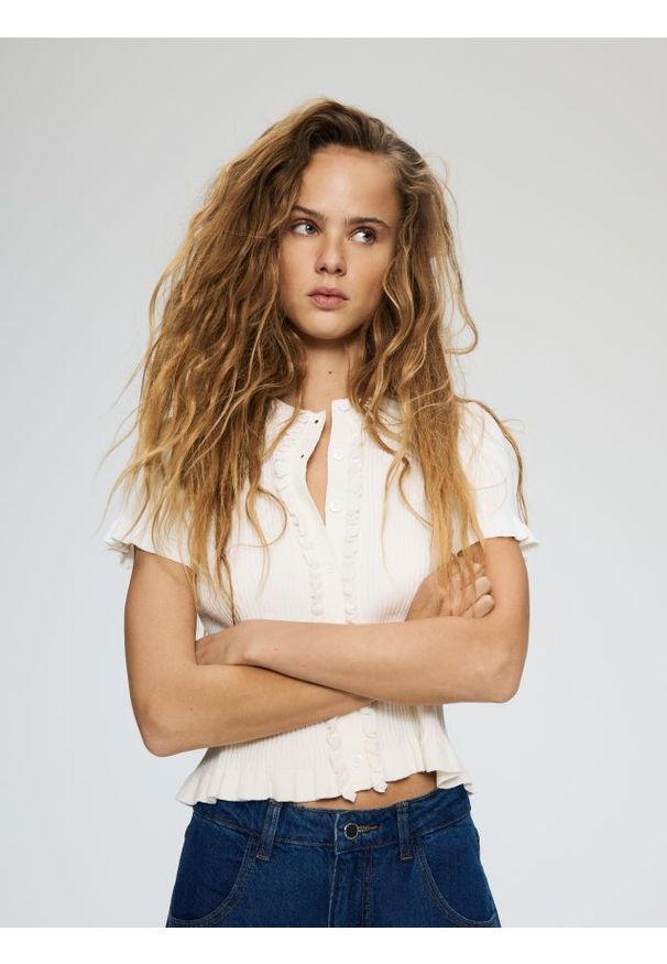 Reserved - Sweter z krótkim rękawem - złamana biel. Materiał: dzianina, bawełna, wiskoza. Długość rękawa: krótki rękaw. Długość: krótkie