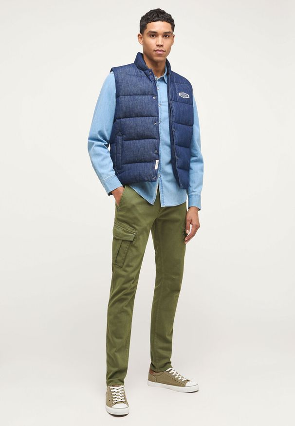 Mustang - MĘSKI BEZRĘKAWNIK MUSTANG Dennis Denim Quilt Denim Blue 1013496 5000 800. Materiał: denim. Długość rękawa: bez rękawów