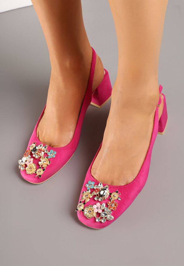 Renee - Fuksjowe Sandały Vices na Słupku Slingback ze Skórzaną Wkładką i Cyrkoniami Nimirune. Okazja: na co dzień. Zapięcie: sprzączka. Kolor: różowy. Materiał: skóra. Wzór: aplikacja. Obcas: na słupku. Styl: casual. Wysokość obcasa: średni