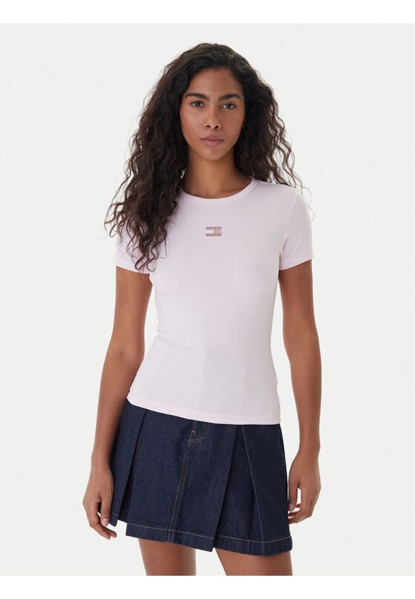 Tommy Jeans T-Shirt Badge DW0DW17881 Różowy Slim Fit. Kolor: różowy. Materiał: bawełna