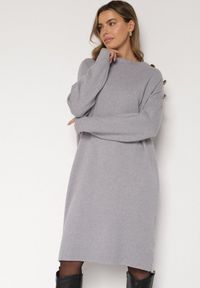 Born2be - Szara Sweterkowa Sukienka Pudełkowa Ozdobiona z Boku Guzikami Tustina. Okazja: na co dzień. Kolor: szary. Materiał: jeans. Wzór: aplikacja. Typ sukienki: proste. Styl: casual, elegancki #1