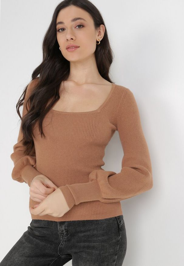 Born2be - Jasnobrązowy Sweter Uhrieth. Typ kołnierza: dekolt kwadratowy. Kolor: brązowy. Materiał: dzianina. Długość: długie. Wzór: prążki