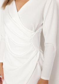 Born2be - Biała Sukienka Kopertowa z Ozdobnym Marszczeniem Ohildria. Kolor: biały. Typ sukienki: kopertowe. Styl: elegancki #2