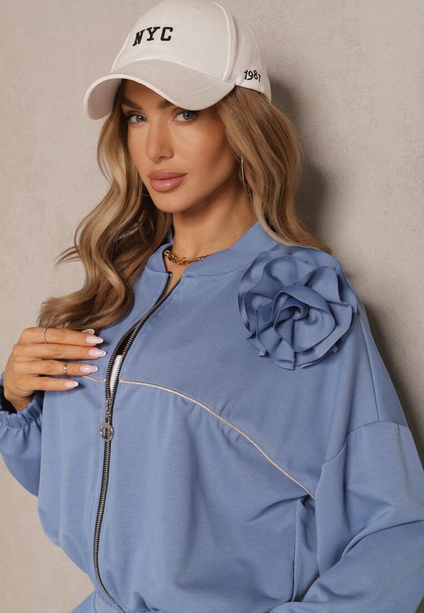 Renee - Niebieski Komplet Dresowy z Wiskozą Spodnie o Szerokim Kroju i Bluza z Broszką Redaella. Kolor: niebieski. Materiał: wiskoza, dresówka. Wzór: aplikacja