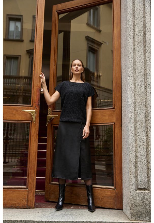 MOODO - Spódnica midi czarna. Kolor: czarny. Materiał: poliester