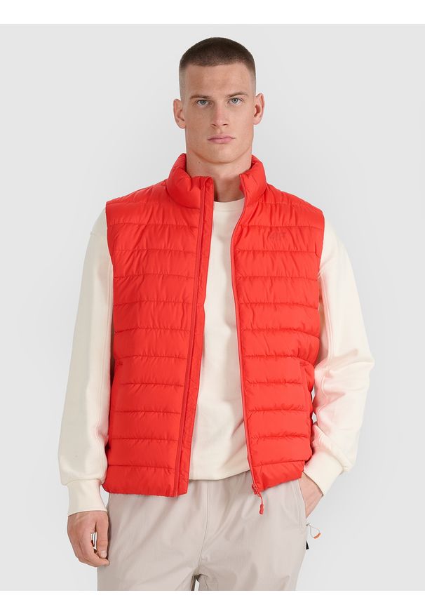 4f - 4F Bezrękawnik puchowy z wypełnieniem syntetycznym męski - czerwony XXL. Okazja: na co dzień. Typ kołnierza: kołnierzyk stójkowy, kaptur. Kolor: czerwony. Materiał: syntetyk, puch. Długość rękawa: bez rękawów. Długość: długie. Styl: casual, klasyczny, sportowy