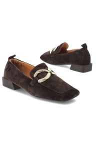 Półbuty damskie S.Barski, cholewka skóra naturalna wsuwany fason metalowa ozdoba na przodzie niski obcas kwadratowy nosek klasyczna linia minimalisty. Okazja: do pracy. Kolor: brązowy. Materiał: skóra. Szerokość cholewki: normalna. Wzór: aplikacja. Obcas: na obcasie. Styl: klasyczny. Wysokość obcasa: niski #8