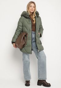 Born2be - Zielona Taliowana Kurtka z Pikowanymi Przeszyciami i Kapturem z Futrem Avileria. Okazja: na co dzień, na spacer. Kolekcja: plus size. Kolor: zielony. Materiał: futro. Styl: casual #3