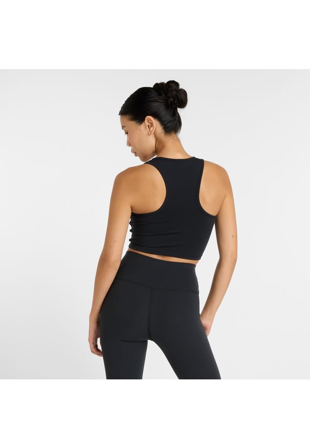 Koszulka damska New Balance WT51156BK – czarna. Kolor: czarny. Materiał: tkanina, poliester. Wzór: aplikacja. Sport: fitness