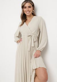 Born2be - Jasnobeżowa Sukienka Mesyre. Okazja: do pracy, na randkę. Typ kołnierza: dekolt w kształcie V. Kolor: beżowy. Materiał: materiał. Typ sukienki: plisowane, kopertowe. Długość: midi #1
