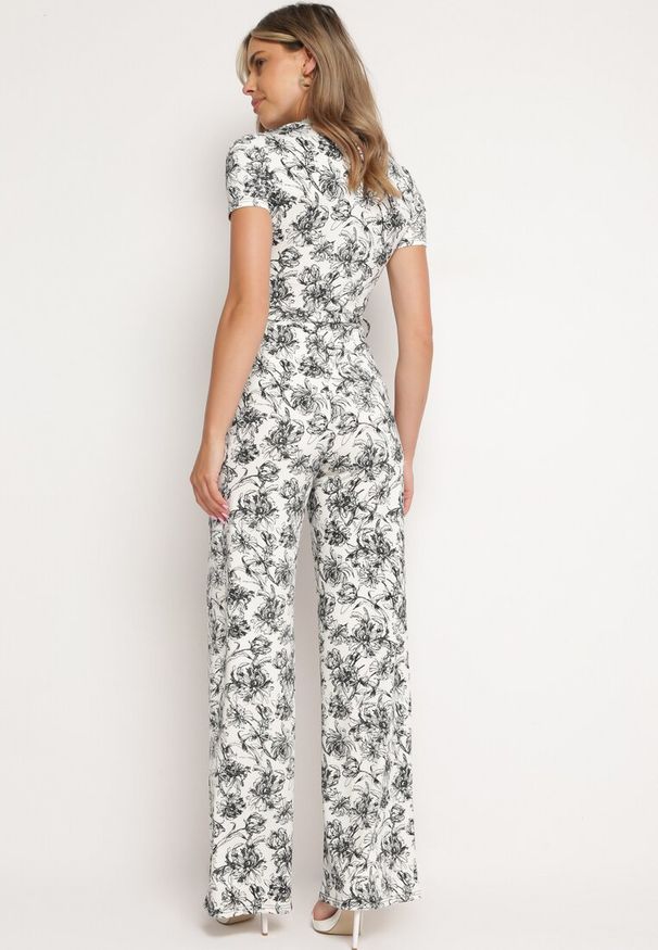 Born2be - Biało-Czarny Kombinezon w Kwiaty z Krótkim Rękawem i Dekoltem w Serek z Długimi Nogawkami Nestaanne. Okazja: na co dzień. Kolor: biały. Materiał: jeans. Długość rękawa: krótki rękaw. Długość: krótkie. Wzór: kwiaty. Styl: wizytowy, casual, elegancki