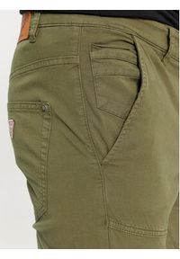 Guess Spodnie materiałowe New Kombat M4RB17 WFYSA Khaki Slim Fit. Kolor: brązowy. Materiał: bawełna #3