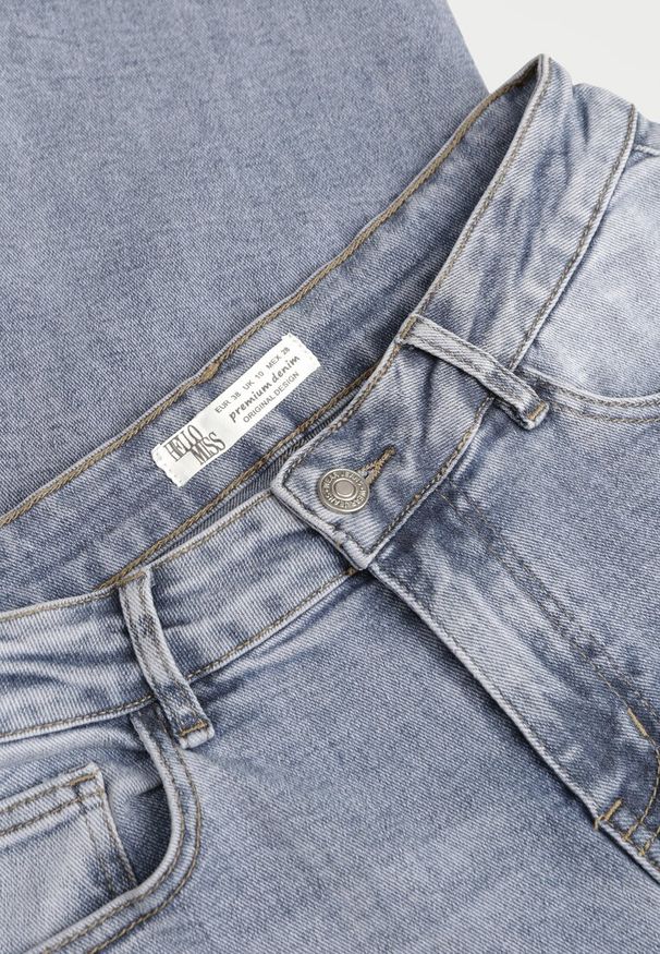 Born2be - Niebieskie Szerokie Jeansy z Regularnym Stanem z Bawełną i Domieszką Wiskozy Lairoe. Okazja: na co dzień, na spotkanie biznesowe, do pracy. Kolor: niebieski. Wzór: koronka. Styl: casual, biznesowy, elegancki, klasyczny