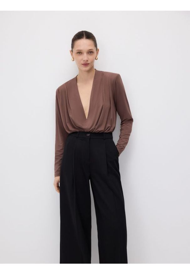 Reserved - Body oversize - brązowy. Kolor: brązowy. Materiał: tkanina