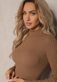 Renee - Brązowy Prążkowany Sweter z Półgolfem Kikisha. Okazja: na co dzień. Typ kołnierza: dekolt w łódkę. Kolor: brązowy. Materiał: prążkowany. Długość rękawa: długi rękaw. Długość: długie. Styl: klasyczny, elegancki, casual