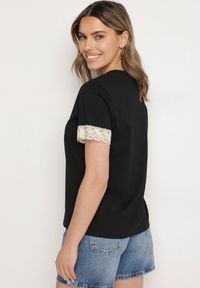 Born2be - Czarny T-shirt z Bawełny Zdobiony Koronką z Cekinami Pollea. Okazja: na co dzień. Kolor: czarny. Materiał: bawełna, koronka. Długość rękawa: krótki rękaw. Długość: krótkie. Wzór: aplikacja, koronka. Styl: klasyczny, casual #4