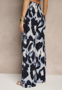 Renee - Niebieskie Szerokie Spodnie High Waist z Wiskozą w Panterkowy Wzór Zeviera. Okazja: na co dzień. Stan: podwyższony. Kolor: niebieski. Materiał: wiskoza. Styl: elegancki, casual
