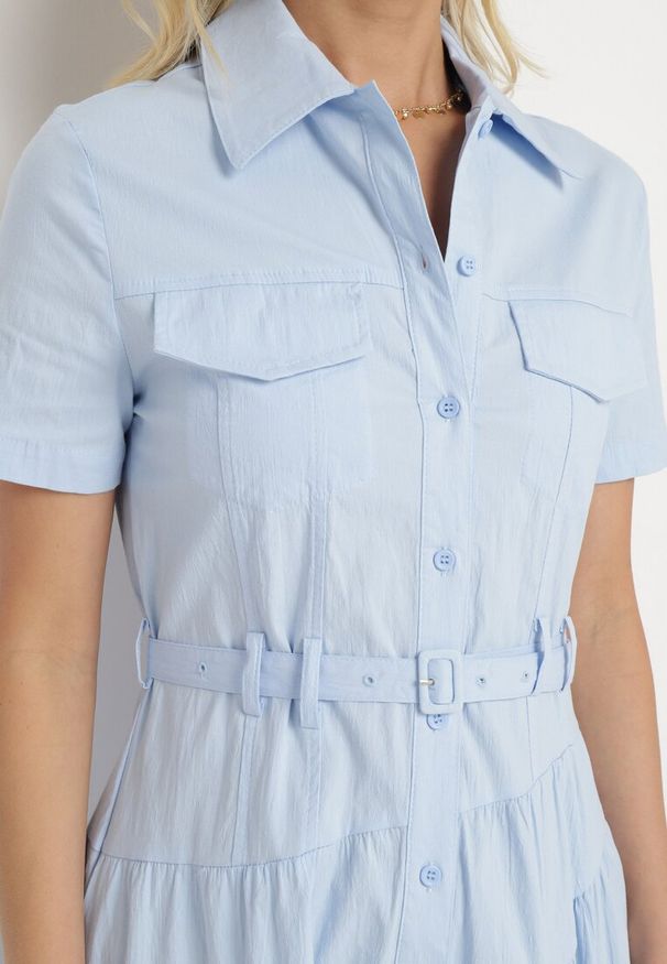 Born2be - Niebieska Taliowana Sukienka z Bawełny w Koszulowym Stylu z Imitacją Kieszeni Masefia. Okazja: na co dzień. Kolor: niebieski. Materiał: bawełna. Wzór: aplikacja. Typ sukienki: koszulowe. Styl: casual, elegancki, wizytowy