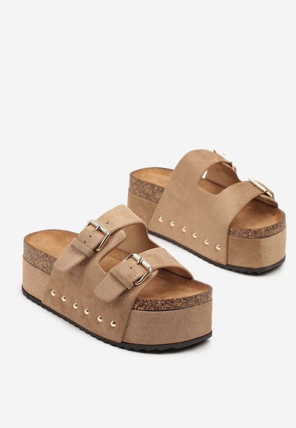 Renee - Ciemnobeżowe Klapki na Platformie z Ćwiekami i Klamrami Neoviana. Okazja: na co dzień. Kolor: beżowy. Materiał: jeans. Wzór: aplikacja. Sezon: lato. Obcas: na platformie. Styl: casual