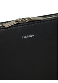 Calvin Klein Etui na laptopa Ck Sleek Folio K50K513035 Czarny. Kolor: czarny. Materiał: skóra