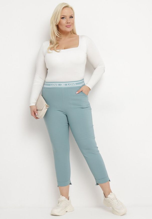 Born2be - Niebieskie Spodnie z Ozdobną Gumką w Pasie z Kieszeniami i Ozdobnym Napisem Geraltina. Okazja: na co dzień. Kolor: niebieski. Wzór: napisy. Styl: casual