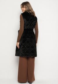 Born2be - Czarna Futrzana Kamizelka z Wiązanym Paskiem i Ozdobnymi Przeszyciami Raetila. Okazja: na co dzień, na spotkanie biznesowe, do pracy. Typ kołnierza: golf. Kolor: czarny. Materiał: futro. Wzór: aplikacja. Styl: casual, biznesowy, elegancki #7