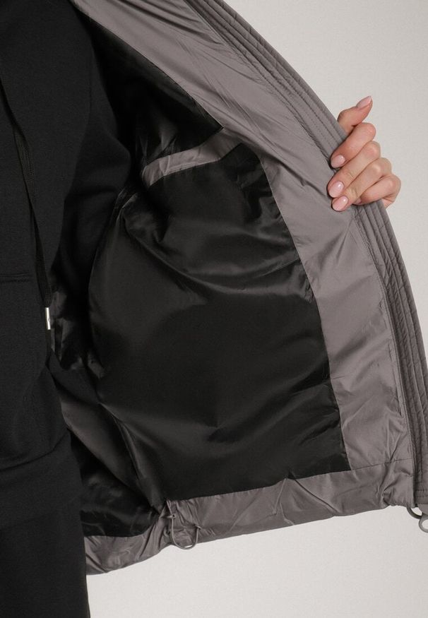 Born2be - Szara Pikowana Kurtka o Kroju Oversize z Kapturem Mevisana. Okazja: na spacer. Typ kołnierza: kaptur. Kolor: szary. Materiał: dzianina, poliester, jeans. Sezon: zima, jesień