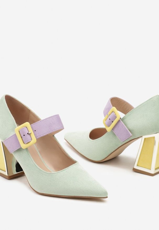 Renee - Jasnozielone Czółenka na Słupku z Metalicznymi Wstawkami i Paskiem Enavina. Okazja: na co dzień. Zapięcie: pasek. Kolor: zielony. Materiał: satyna, jedwab. Sezon: wiosna, lato. Obcas: na słupku. Styl: casual