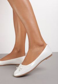 Renee - Białe Balerinki Nospe. Nosek buta: okrągły. Zapięcie: bez zapięcia. Kolor: biały. Szerokość cholewki: normalna. Wzór: aplikacja #5