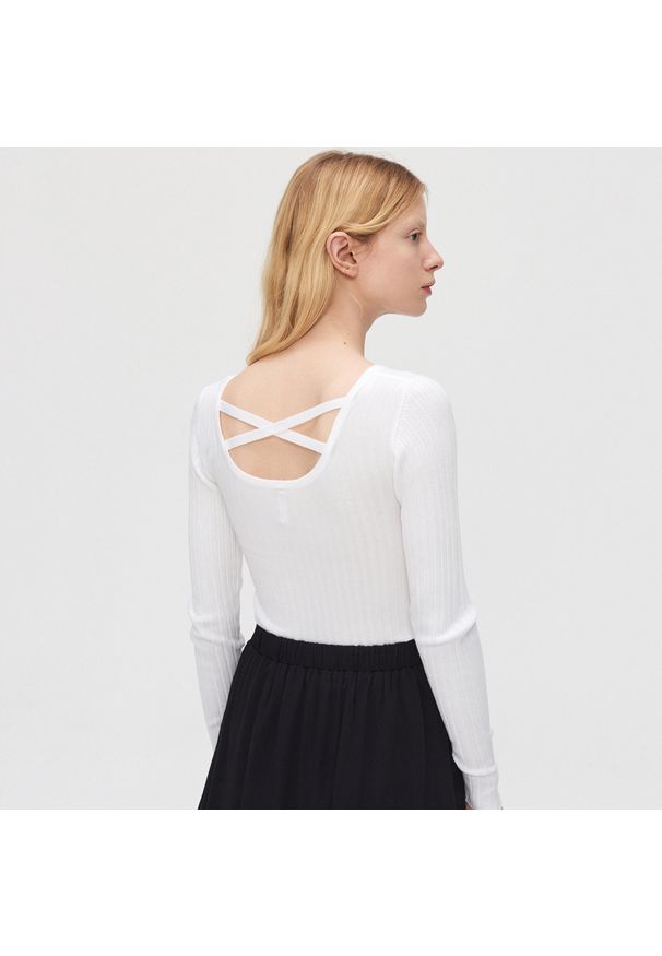 Cropp - Sweter z dekoltem na plecach - Biały. Kolor: biały