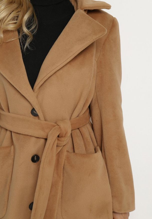 Born2be - Brązowy Jednorzędowy Płaszcz o Długim Kroju Ozdobiony Paskiem Soleeti. Okazja: na spacer, na co dzień. Typ kołnierza: golf. Kolor: brązowy. Materiał: jeans. Długość: długie. Wzór: aplikacja. Styl: wizytowy, casual, elegancki