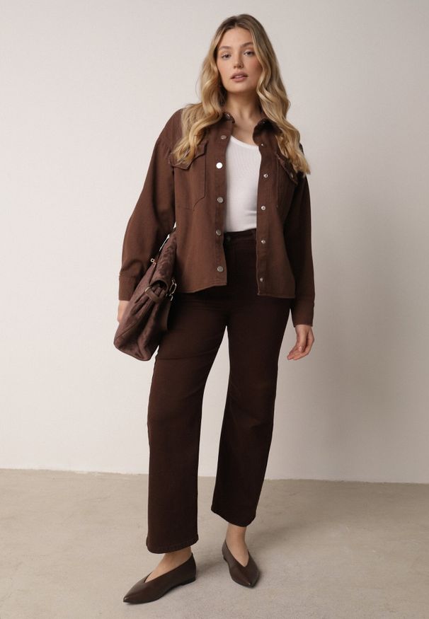 Born2be - Brązowa Bawełniana Kurtka Jeansowa o Koszulowym Kroju na Napy Yrelola. Okazja: na co dzień, do pracy. Kolor: brązowy. Materiał: jeans, bawełna. Długość: długie. Styl: casual, klasyczny