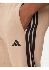 Adidas - adidas Spodnie dresowe Essentials 3-Stripes JX0712 Beżowy Regular Fit. Kolor: beżowy. Materiał: syntetyk, bawełna #4